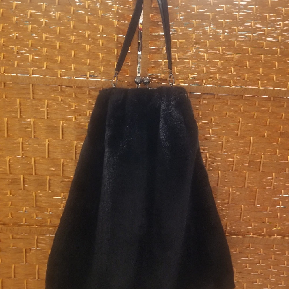 LE DAF  UNIQUE STYLIST FUR HANDBAGS.